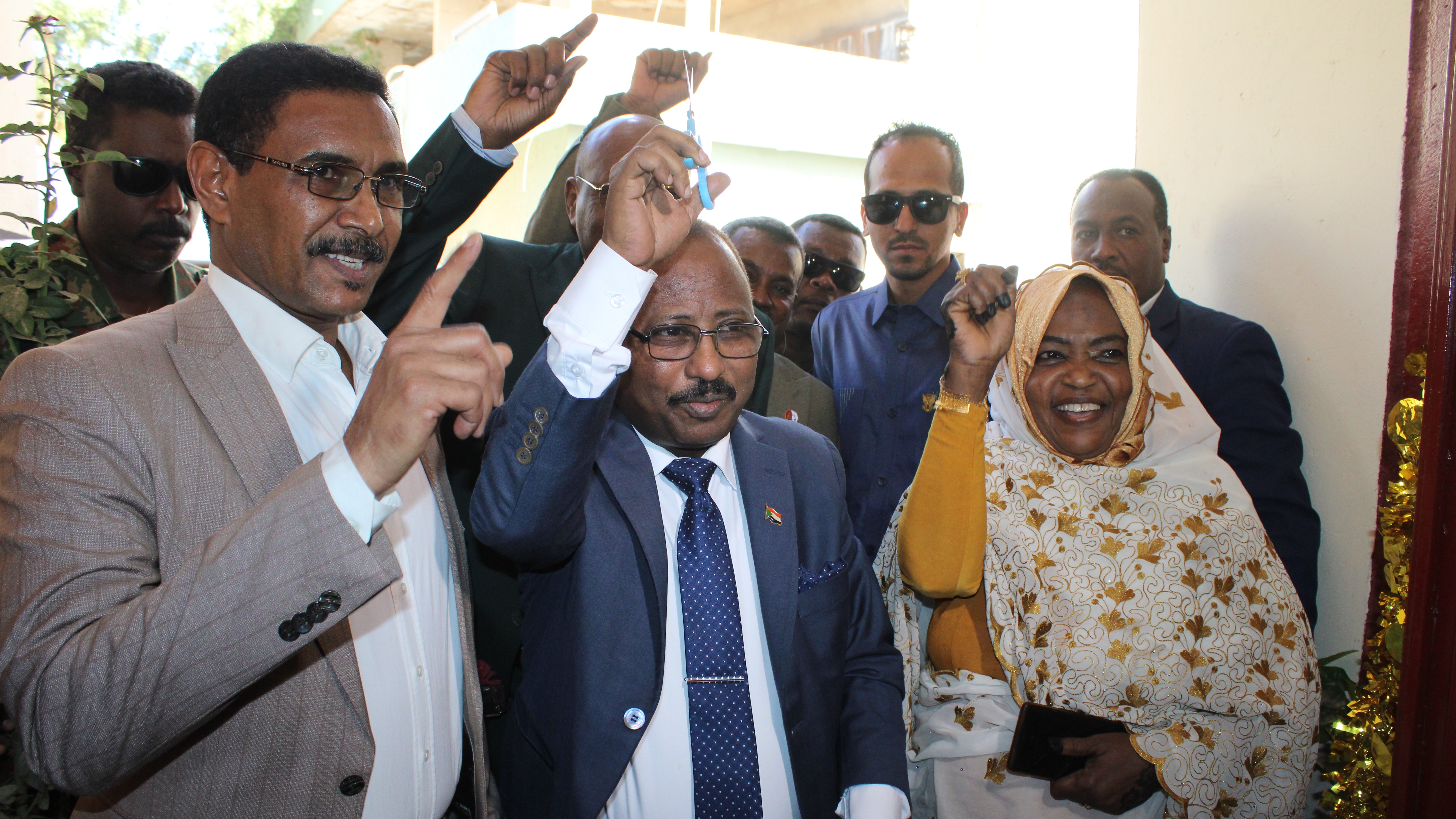 افتتح وزير العدل د٠ عبدالله درف  اليوم بولاية كسلا،  مبنى إدارة التسجيلات التجارية بحضور والي ولاية كسلا اللواء ركن (م) الصادق محمد الأزرق و السيد وكيل وزارة العدل مولانا على خضر ورئيس الإدارة القانونية ولاية كسلا  و عدد من المستشارين بالولاية.    و قال د٠ درف "نحن سعيدين بوجودنا  في ولاية كسلا في هذا اليوم  لافتتاح هذا الصرح العظيم الذي يأتي متزامنا مع الطفرة التي أحدثتها الولاية في تشجيع  و جذب الاستثمار" مشيرا إلى أن افتتاح المبنى يأتي في إطار إثبات أن هذه الدولة وهذا الشعب لا ينكسر و أضاف "هذه أمة تقاتل و تبني" مبينا أن لحكومة ولاية كسلا يد و سهم  في هذا الصرح حيث قامت الولاية بالتصديق بالارض التي تم تشييد المبنى عليها إضافة  لدعم الولاية المتواصل للادارة القانونية.